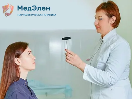 Женщина на приёме невролога